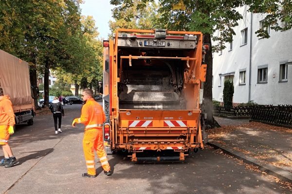 0394-sperrmuell-aktionstag-in-tegel_bsr-fahrzeuge